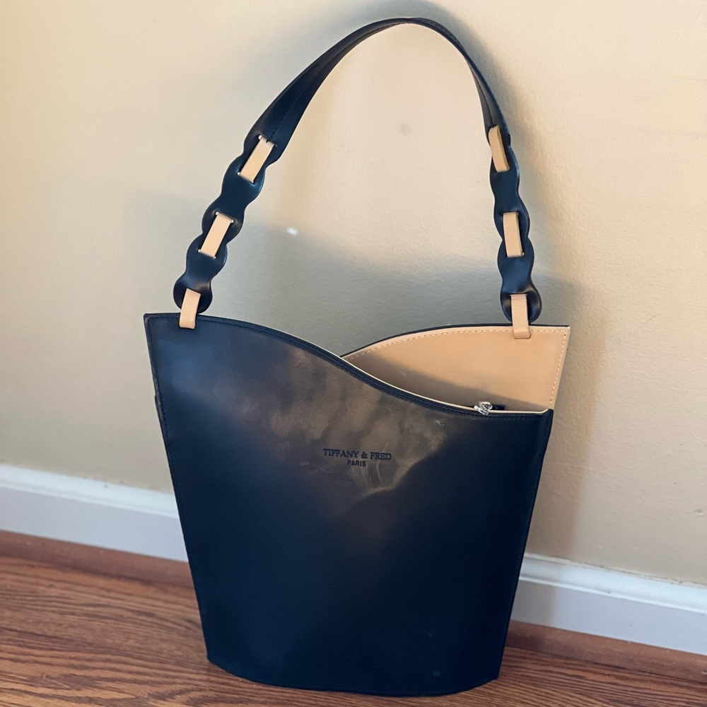 ◾️TIFFANY & FRED: Women’s black & tan, all leather shoulder purse w/zipper◾️